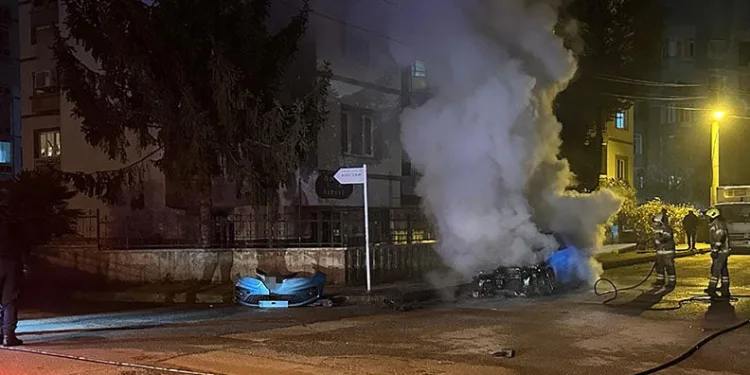 Bursa’da seyir halindeki otomobil alev aldı