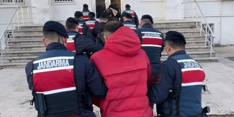 Yurt dışına kaçmak isterken yakalanan 5 kişi tutuklandı