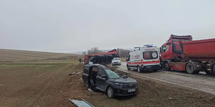 Tırın dorsesi hafif ticari aracın üzerine devrildi: 2 yaralı