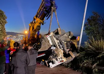 Bursa’da vinçten düşen iş makinesi paniğe neden oldu