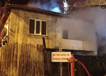 İnegöl’de samanlıkta başlayan yangın eve sıçradı