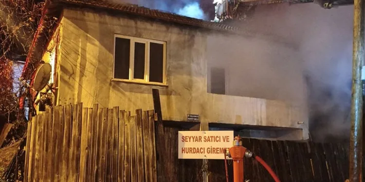 İnegöl’de samanlıkta başlayan yangın eve sıçradı