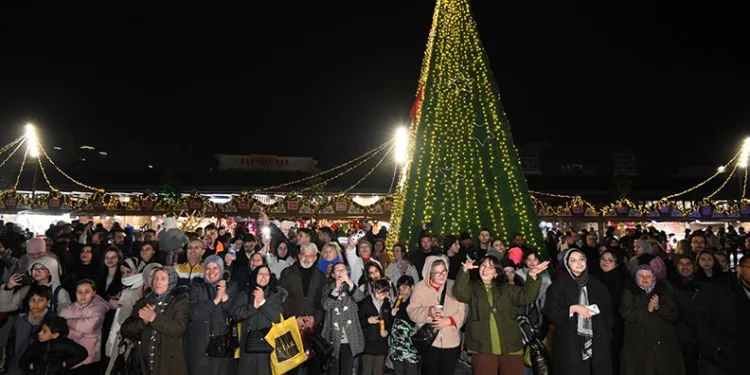 Yeni Yıl Festivali akşam saatlerine renk kattı