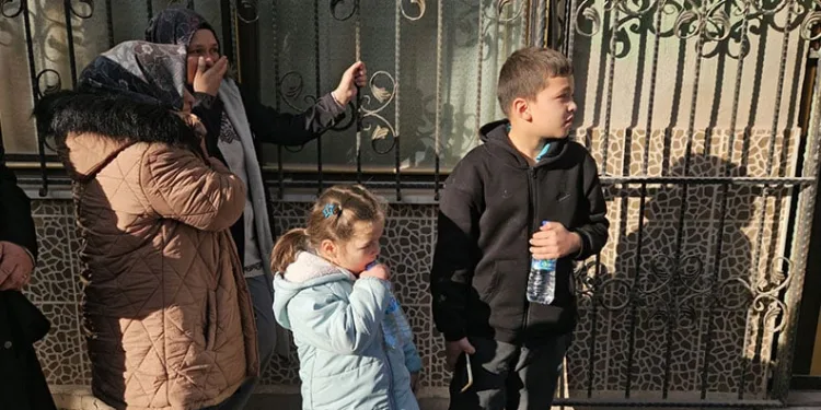 Yıkım sırasında enkaz altında kalmaktan saniyelerle kurtuldular