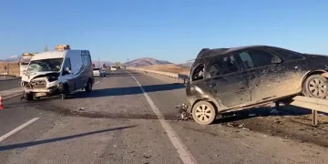 Malatya’da minibüs ile otomobil çarpıştı: 1’i ağır 3 yaralı