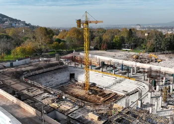 Atatürk Spor Salonu hızla yükseliyor