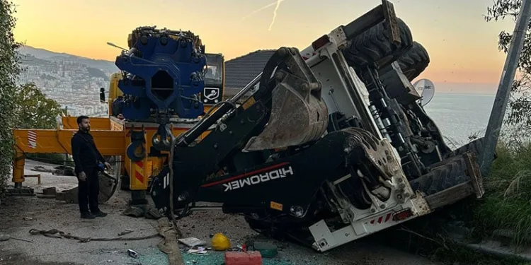 Mudanya’da kepçe vinçten düştü