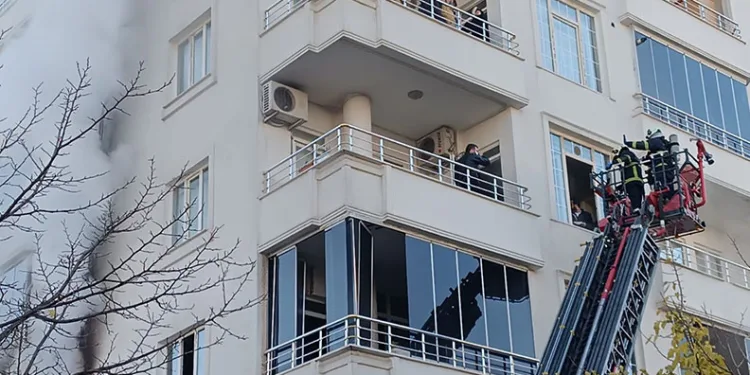 Batman’da apartmanda yangın: 20’den fazla kişi itfaiye merdiveniyle kurtarıldı