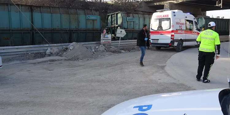 Yük treninin çarptığı genç hayatını kaybetti