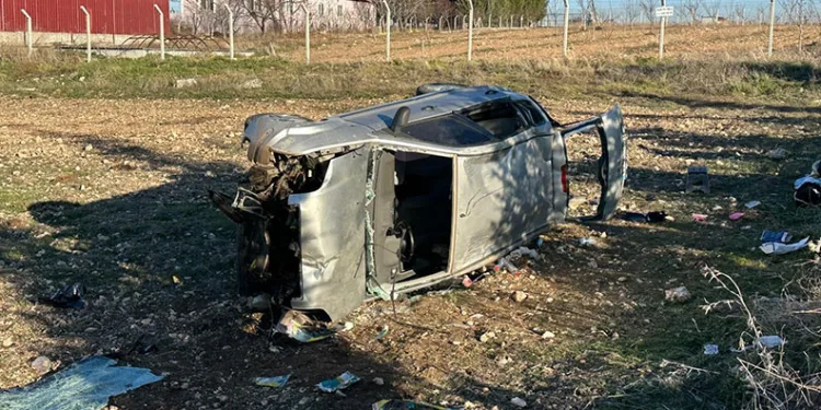 Uşak’ta otomobil tarlaya devrildi: 1’i bebek 5 yaralı