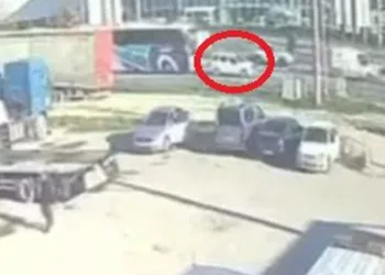 Bursa’da yolcu otobüsü otomobili metrelerce savurdu