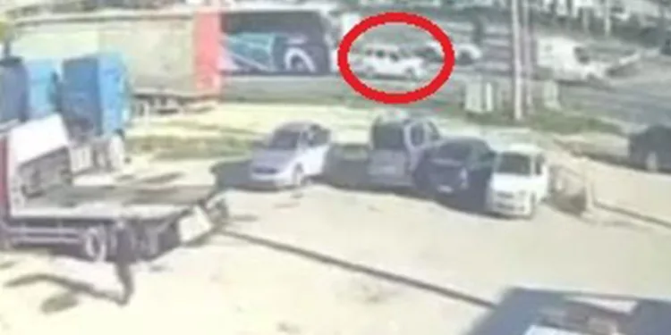 Bursa’da yolcu otobüsü otomobili metrelerce savurdu