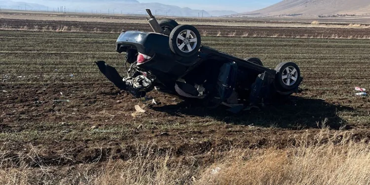Şarampole devrilen otomobilde 2 kişi yaralandı
