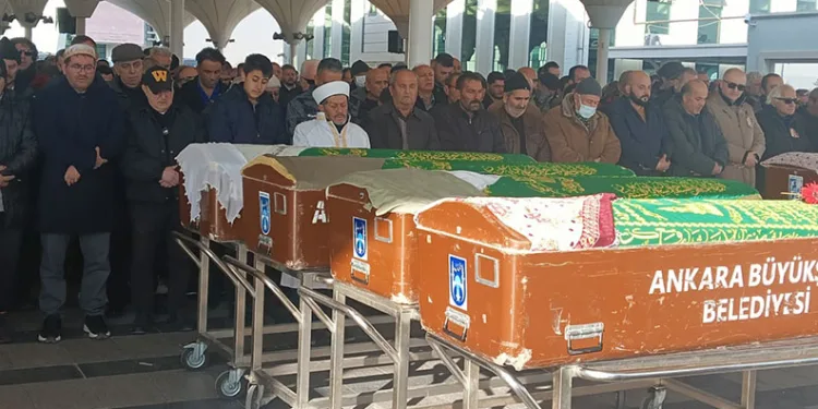 Siirt’te bıçaklanmış halde ölü bulunan kadın Ankara’da son yolculuğuna uğurlandı