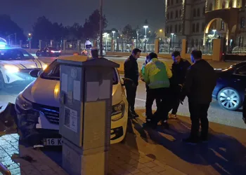 Bursa’da kontrolü kaybedip trafik levhalarına çarptı: 1 yaralı