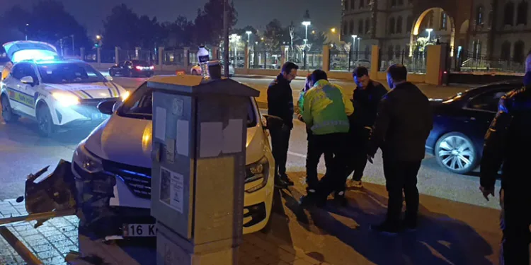 Bursa’da kontrolü kaybedip trafik levhalarına çarptı: 1 yaralı