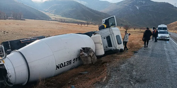 Tatvan-Hizan yolunda beton mikseri şarampole devrildi: 1 yaralı