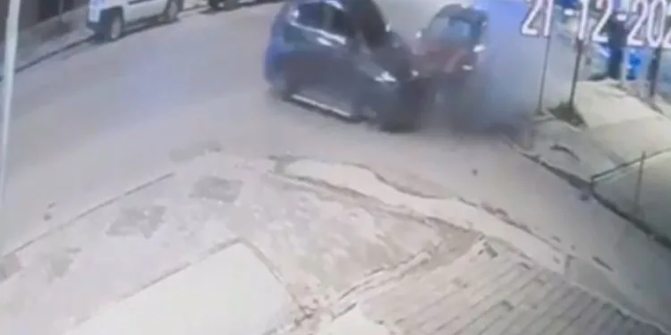 Park halindeki araca çarpan otomobildeki 4 kişi kazayı yara almadan atlattı