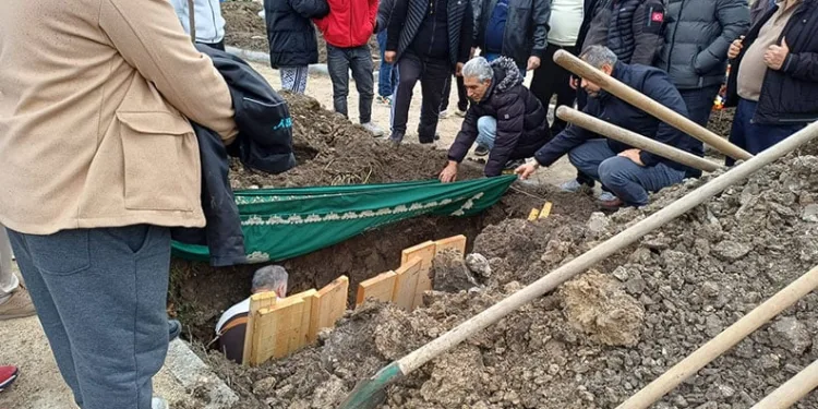 Evinde vahşice öldürülen kadın toprağa verildi