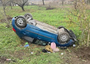 Bursa’da kontrolden çıkan otomobil tarlaya uçtu: 2 yaralı