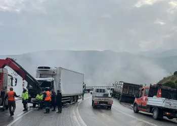 Bursa’da kamyonlar kafa kafaya çarpıştı