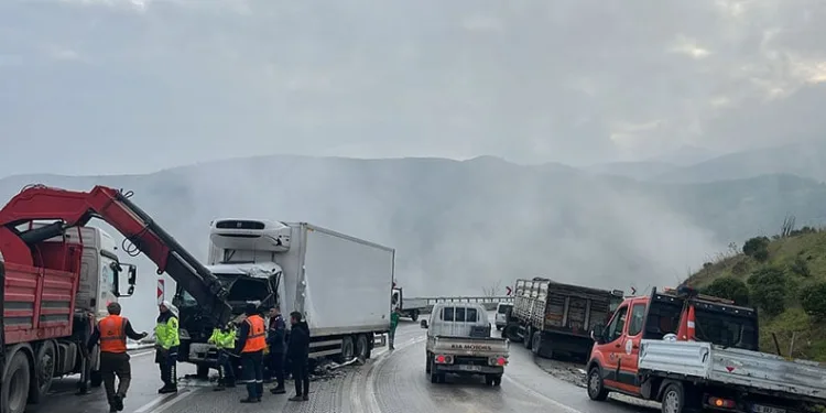 Bursa’da kamyonlar kafa kafaya çarpıştı