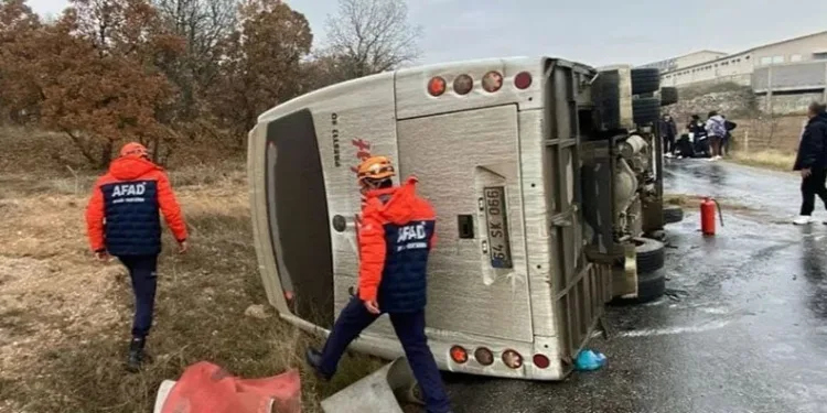 Uşak’ta yolcu taşıyan midibüs yan yattı: 5 yaralı