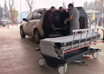 Bursa’da devrilen suntaların altında kalan işçi yaralandı
