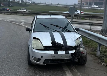 Bursa’da bariyere çarpan otomobildeki 2 kişi yaralandı