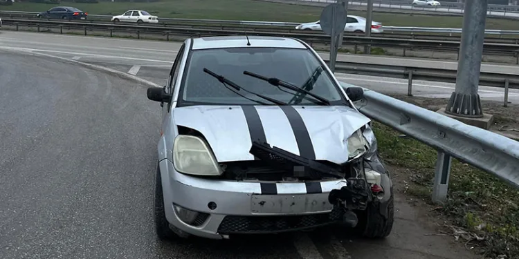 Bursa’da bariyere çarpan otomobildeki 2 kişi yaralandı
