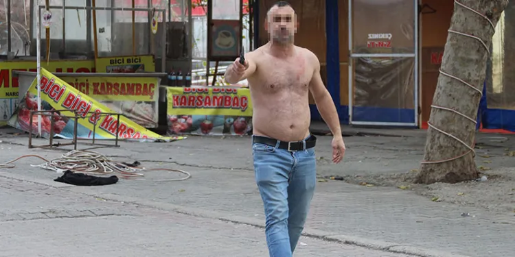 Adana’da gergin yıkım: Dükkanlar yakıldı, bir kişi kendine zarar verdi