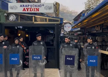 Tarihi Arap Şükrü Sokağı’nda tente krizi