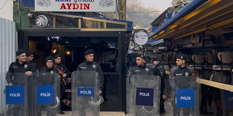 Tarihi Arap Şükrü Sokağı’nda tente krizi
