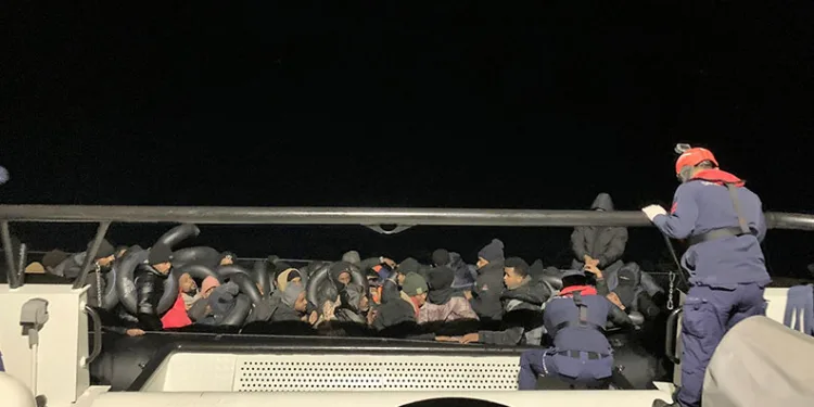 İzmir açıklarında göçmen mesaisi