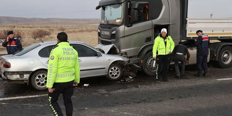Otomobille tır kafa kafaya çarpıştı: 1 ölü 1’i ağır 3 yaralı