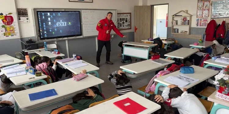 JAK’tan öğrencilere “Deprem farkındalık eğitimi”