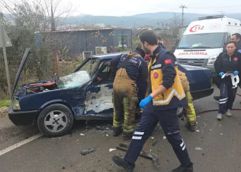 Bursa’da kamyonet ters yönden gelen otomobile çarptı