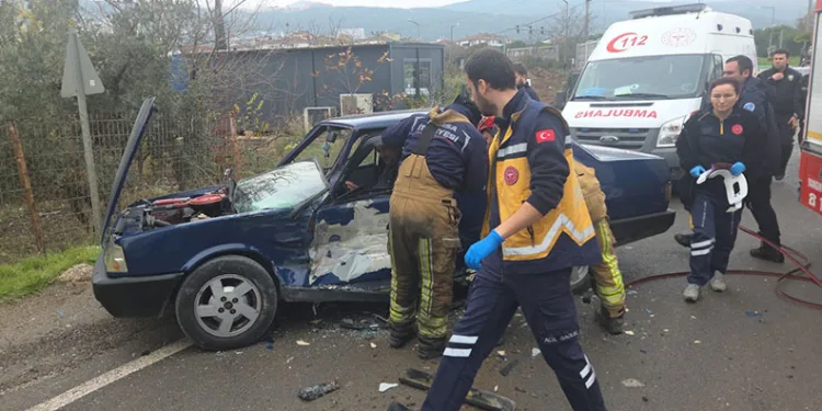 Bursa’da kamyonet ters yönden gelen otomobile çarptı
