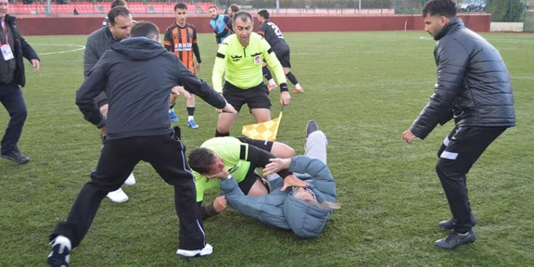 Eskişehir’de hakeme saldırı kameraya yansıdı