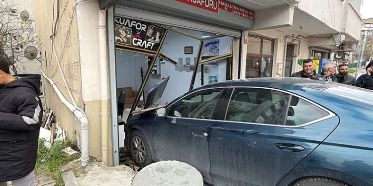 Traş olan müşteri ve berbere otomobil çarptı