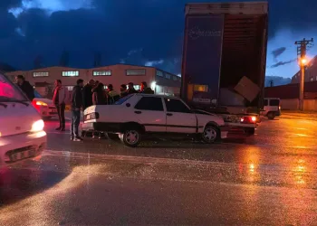 Bursa’da otomobil tıra çarptı: 1 yaralı