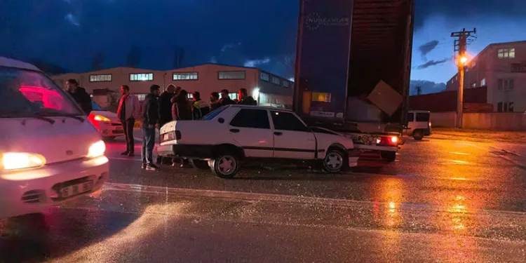 Bursa’da otomobil tıra çarptı: 1 yaralı