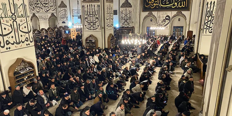Bursalılar Miraç Kandili’nde Ulu Cami’ye akın etti