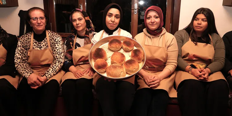 Osmangazi’de kandil akşamında 600 yıllık ‘bereket’ ekmeği pişirildi