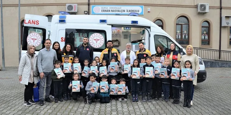 Okul bahçesinde ambulans sürprizi