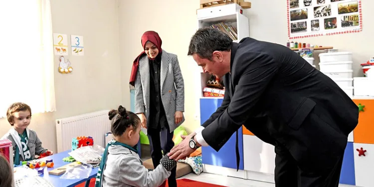 Erkan Aydın, özel Gereksinimli çocukların karne sevincini paylaştı