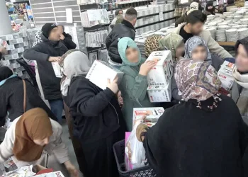 Bursa’da indirim izdihamı: Soğukta saatlerce beklediler