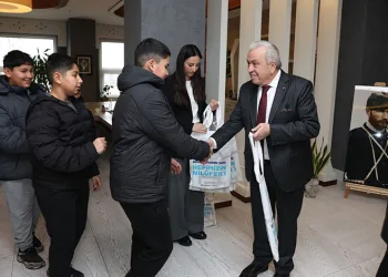 Çocuklar el emeklerini Başkan Şadi Özdemir’e hediye etti