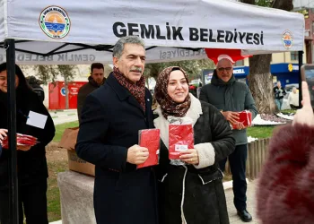 Gemlik Belediyesi’nden Türk Bayrağı dağıtımı