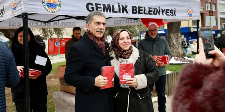 Gemlik Belediyesi’nden Türk Bayrağı dağıtımı